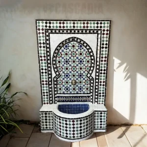 Fontaine murale en zellige El Fassi faite main à Fès, motifs traditionnels marocains