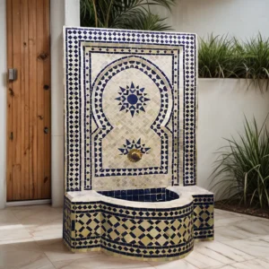 Fontaine murale en zellige El Fassi aux motifs artisanaux et couleurs éclatantes, idéale pour jardin ou intérieur.