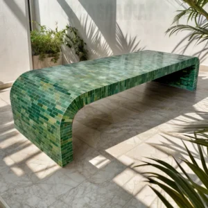 Table contemporaine en zellige vert artisanal – design marocain avec courbes élégantes