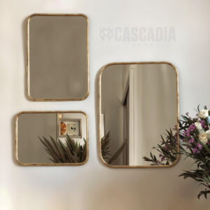 Miroir rectangulaire, cuivre doré fait à la main à Marrakech, ajouter une touche bohémienne à votre maison. Le cuivre est un métal très solide et résiste le temps et en plus il donne une look unique.