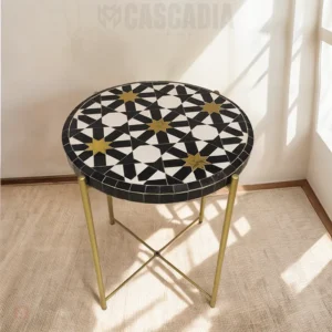 Table d’appoint en zellige noir et or faite main à Marrakech, au design raffiné et structure dorée